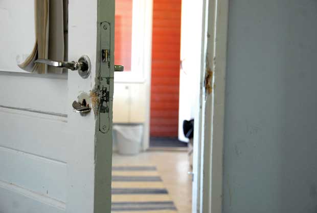 Urheilukentän huoltorakennukseen murtautuneet saivat aikaan sotkua ja pientä vahinkoa. Toimiston ovesta on menty sisään oven puuosia kalvamalla.