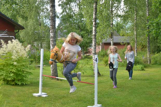 Hyvä estekeppari on kevyt ja lyhytvartinen. Iitu Isomäki, Kerttu Uusitalo ja Sisilia Peltola treenaavat lauantain kisoja varten.