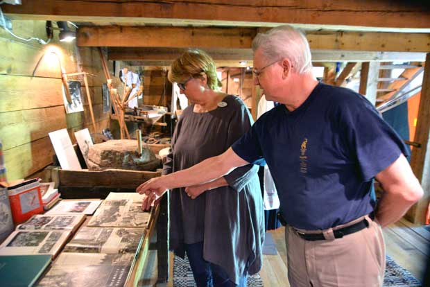 Eila Kymäläinen ja Timo Pohjola pitävät molemmat tärkeänä sitä, että muistot Karjalasta siirtyvät seuraaville sukupolville.