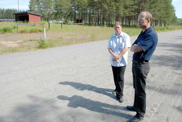 Tanja Hietanen ja Kai Tuusa Perniön-Finbyn hevoskasvatusyhdistyksestä kertovat, että kilpailualueen siisteys ja hyvä järjestys on Perniön ravien tunnusmerkkejä.