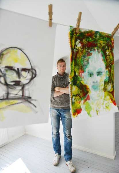 Leskinen kehuu Kulttuuritalo Villin tunnelmaa näyttelytilana. Osa näyttelyn teoksista on esillä pyykkinarulle ripustettuna.