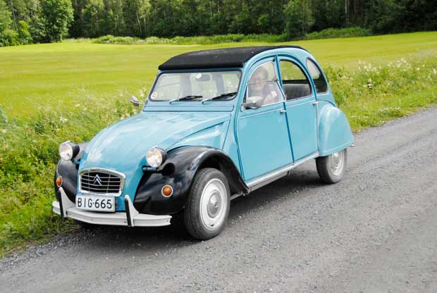 Rättäri on kotonaan niin Saharassa, Nordkappilla kuin perniöläisen peltolaaksonkin keskellä. Rauni Rokan ajama turkoosi 2CV6 on vuodelta 1983.