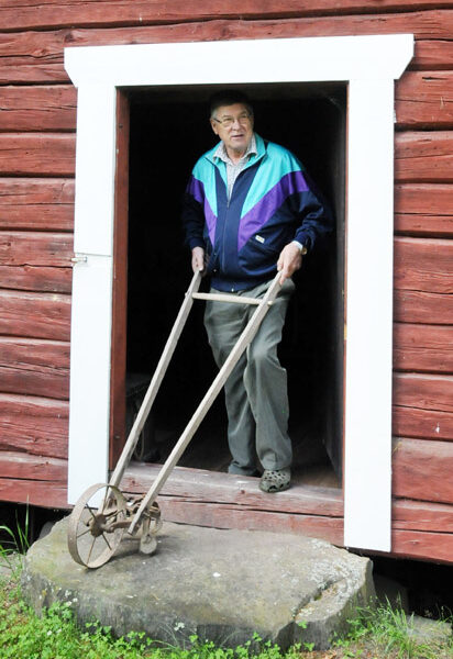 Seppo Willgren esittelee Meripirtin museon uutta haraa.