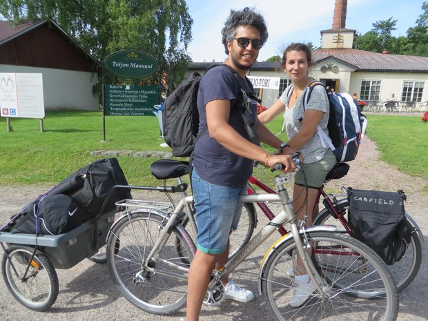 Ranskan Marseillessa asuvat Naoufel Hamada ja Eve Lapique ajelivat Turusta vuokratuilla polkupyörillään Teijon läpi tiistaina.