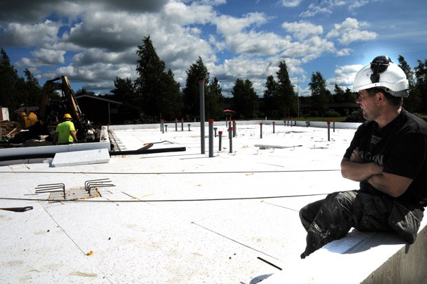 Jussi Kämin (oik) yritys Rakennus Kämi Oy urakoi uuden kehitysvammaisten asuntolan. Kauempana Toni Hiltunen asentaa salaojia.