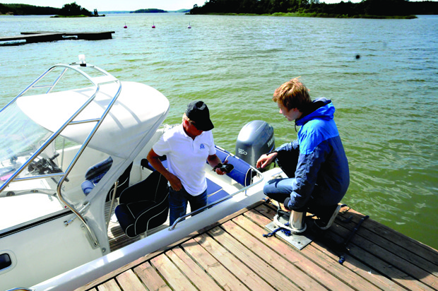 Juha Jokiranta maksaa Eetu Karimolle bensat ja jatkaa matkaa ulommaksi.