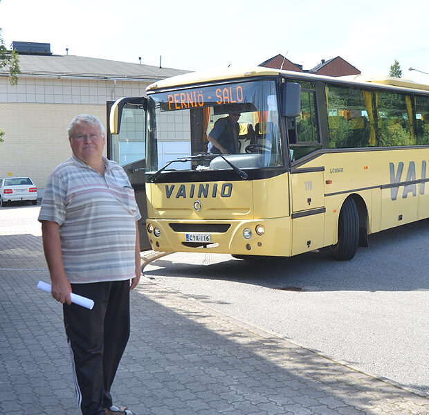 Kaupunkisuunnittelulautakunnan Jouko Leppälahti kertoo, ettei liikennöitsijöiden muutos koulukuljetuksissa aiheuta suuria muutoksia oppilaille.
