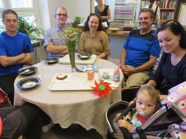 Jerry Siren (vas), Samuli Säteri, Mia Säteri, Reijo Siren, Heta Nyberg ja Nomi Nyberg lähtivät Laurin markkinoille hetken mielijohteesta.