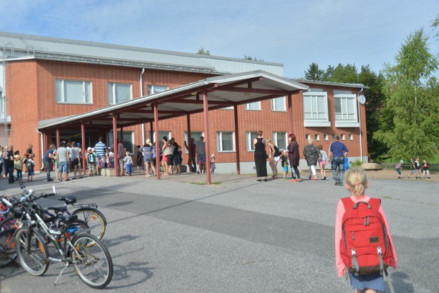 Monella ensimmäisen luokan aloittavalla koululaisella reppu on melkein kantajaansa suurempi.