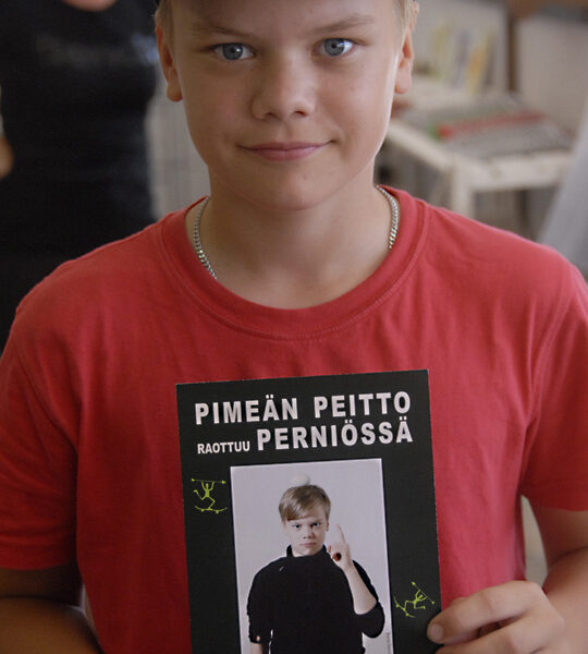 Leevi Vuorisen omakuva päätyi Pimeän peitto-tapahtuman mainoslehtiseen.