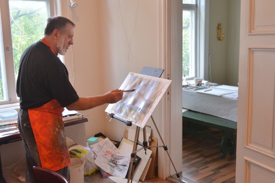 Oleg Tchoumak opetti viime viikolla akvarellimaalausta Levolassa. Hänen omia töitään on nyt nähtävänä Levolassa.