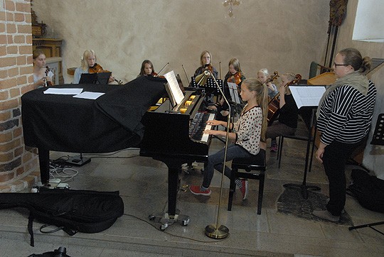 Kirkossa harjoiteltiin jo viime viikolla. Kokoonpanossa vasemmalta, Sofianna Muuri, Ronja Kemppainen, Aino Alaranta, Saara Kemppainen, Siiri Siltanen, Sara Lehmusharju, Laura Kemppainen ja Kaisa Kaartinen. Maria Rainio-Alaranta seuraa korva tarkkana.