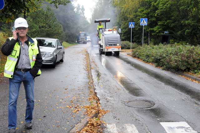 Päällystetyöt alkoivat eilen pinnoitteen harjanteiden jyrsinnällä. Olavi Heilä seurasi töiden edistymistä.