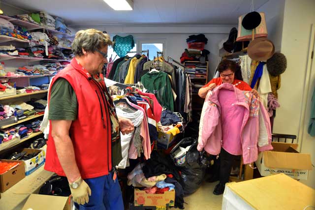 Turvapaikanhakijoille lähtee Perniöstä monenlaista välikausiä- ja talvitakkia. Kyösti Etsalo ja Irja Hiltunen esittelevät valikoimaa.