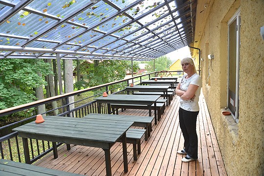 Jaana Onnela valmisti Brukinrannassa ensimmäiset lounaat viime viikolla. Ravintolan terassin kehittäminen on listalla tulevaisuudessa.