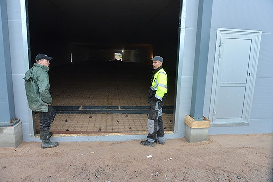 Topias ja Jukka Huittinen tutkailevat lattian raudoitustöiden etenemistä. Varsinaisesti tuotannon uudessa kanalassa on määrä käynnistyä vuodenvaihteessa.
