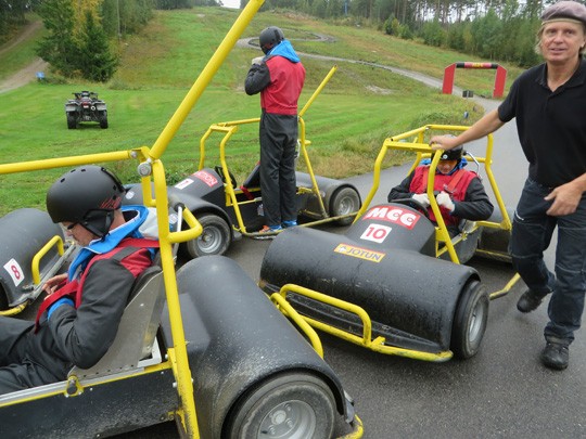 Lentopallomaajoukkueen tiedottaja Toni Flink (vas) ja tilastomies Kamil Soloducha päihittivät monta pelaajaa ja pääsivät finaaliin. Tapani Kakko avusti suojavarusteiden kiinnittämisessä.