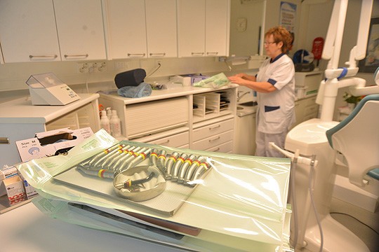 Potilaat on Perniössä hoidettu. Raija Rytkönen pakkaa hoitohuoneen tarvikkeita kuljetettavaksi läntiselle terveysasemalle.