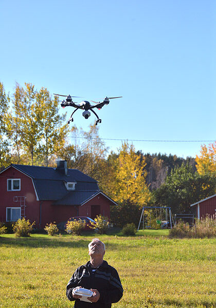 Kopteri pysyy tarvittaessa pienessä tuulessakin paikallaan, näyttää Kari Väyrynen.