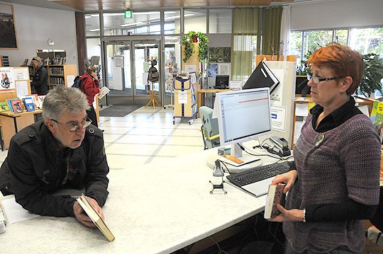 Kari Hannunen haki eilisaamuna luettavaa Perniön kirjastosta. Ursula Kurtze palveli.