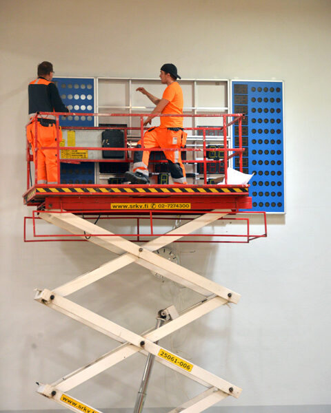 Uusi tulostaulu tulee vanhan paikalle. Maanantaina asennustöissä olivat Sähkö-Nurmi Oy:n Hannu ja Tomi Halonen.