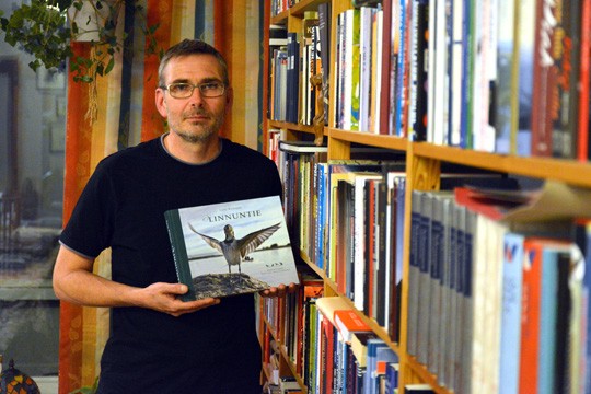 Lasse Kylänpään kirja kertoo pienten muuttajien matkasta. Teoksen kustansi Maahenki Oy.