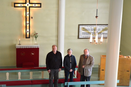 Kirkkosali sai alttarin vuonna 1952. Lahjoituksina taloon saatiin samalla kerralla muun muassa ehtoollisvälineet. Koolla rukoushuoneen vaiheita muistelemassa ovat Aarno Hiihtola, Sirkka Knaapinen ja Jaakko Uusitalo.