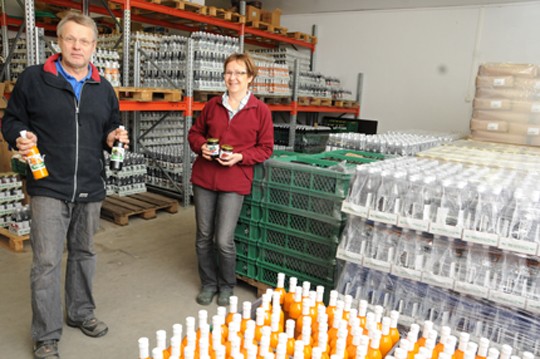 Olavi ja Susanna Lindstedtin käsien läpi voi sanoa kulkeneen pullon ja purkin poikineen; Meritalossa on jalostettu marjoja mehuiksi ja hilloiksi yli kaksikymmentä vuotta.