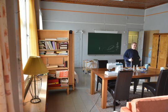 Lisa Ressler-Gabrielsson on pikkuhiljaa sisustanut Nurkkilan pikkukoulua. Rakennuksen historia kouluna saa silti jatkossakin näkyä.