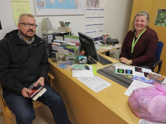 Juha Kunnala lainasi Särkisalon kirjastosta Ilkka Remeksen uusimman Irja Westbergin suosituksesta. Westbergin ensi viikko kuluu tiiviisti uusiin järjestelmiin liittyvässä koulutuksessa.