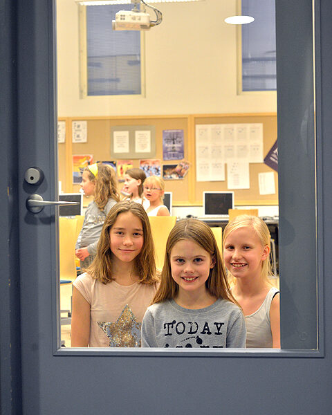 Leticia-kuoro on saanut joululevynsä valmiiksi ja maanantaina oltiin taas harjoituksissa Salon lukion tiloissa. Perniöläiset Saara Vainio, Matilda Piispa ja Laura Kemppainen ovat osa kuoroa.