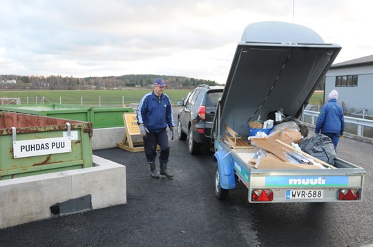 Esko Pykäläniemi oli ensimmäinen uudelle purkurampille ajanut lajitteluaseman asiakas.