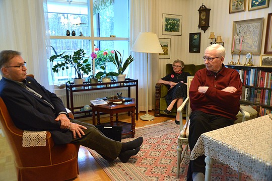 Armas ja Tellervo Kylänpää pohtivat maanantaina Seppo Nummin (vas) kanssa, miltä näyttää veteraanityö lähivuosina.