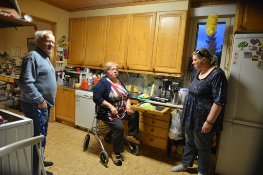 Hurmeen keittiössä tehtiin tiistaina kiinankaalisalaattia ruoan viereen. Lasse ja Sari Hurme seuraavat Tuula Hurmeen kokkailuja.