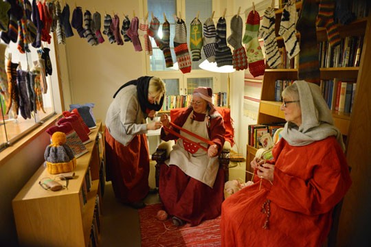 Villaa ylle: Saija Lempiäinen, Erja Alander ja Sirpa Rouhikoski tekevät lämpöistä päällepantavaa niille, joilta sitä puuttuu.