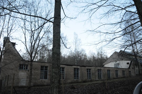 Majoitustiloja kaavaillaan entisen asennushallin toiseen kerrokseen, jossa ei parhaillaan ole kattoakaan.