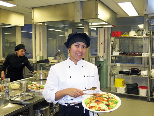 Mukda Heikkilä opiskelee ravintola-alan perustutkintoa ja toivoo myös työllistyvänsä alalle.