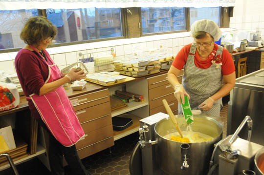 Kermaa ei suorastaan säästellä, kun laatikoita tehdään. Marjut Peltoniemi-Hannila ja Kaarina Virtanen toimessa.