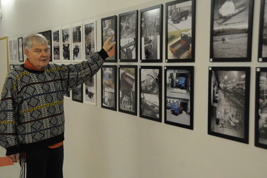 Tuossa tehdään rasituskokeita, kertoo Toivo Holmberg. Valokuvaajalla on joka kuvasta kerrottavaa.