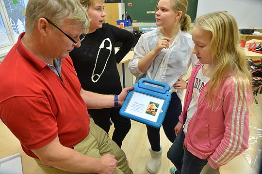 Tältä näyttää nykyään ryhmätyö: tekstiä ja valokuvia tabletin ruudulla. Matti Korven kanssa tablettien plussapuolia listaavat Camilla Lilja, Anniina Hurme ja Riina Ahtiainen.