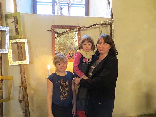 Pinja (vas), Pihla ja äiti Nina Lammervo ihastelivat joulupolun Sukupuun särkynyttä peiliä ja kiiltäviä kehyksiä. - Tytöillä on kovasti toiveita joulupukille, Nina-äiti kertoo. - Jouluna käymme aamusta hautausmaalla ja syömme puuroa.