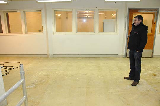 Pelle Frimanin takana on tuleva myymälätila. Kun omien juustojen valmistus alkaa, meijeriin tarvitaan myös yksi työntekijä. –Juusto on elävää tavaraa ja sitä pitää hoitaa, Friman sanoo.