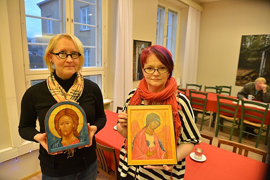 Perniön kunnantalon seinille ripustetaan seuraavaksi ikoneita, mukana myös Anne Niemen ja Leena Uutelan töitä.