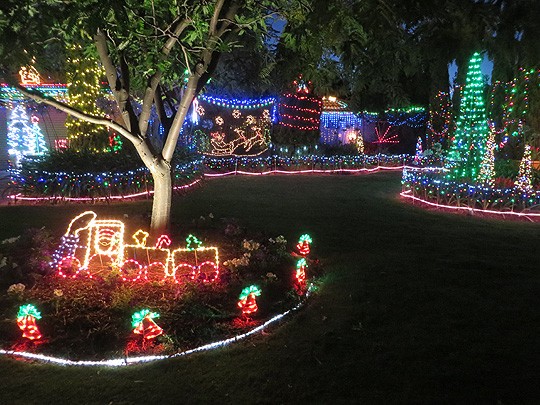 Naapurin pihan iltojen joulumeiningin kuvaamiseen ei yksi valokuva riitä.