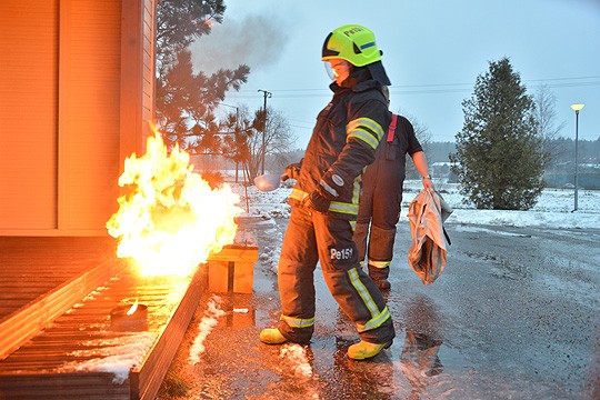 Näin käy, jos pitkään palaneen ulkotulen sammuttaa vedellä. Kuvan tilanne lavastettiin lehden pyynnöstä Perniön paloasemalla. Vettä kaataa tuleen palokunnan hälytysosastoon kuuluva Otto Liias. Paras tapa sammuttaa tuli on tukehduttaminen. Kuvassa tuli on myös turhan lähellä rakennusta.