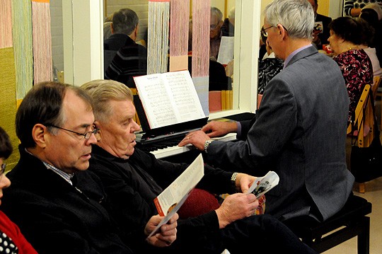 Särkisalokodin vuosi pistettiin pakettiin joululounaalla viime viikolla. Ennen ruokailua oli ohjelmassa yhteislaulu. Etualalla tunnelmoivat Veikko Tähtinen ja Eino Hakanpää.