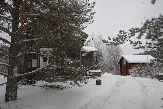 Katiskanmäki muuttaa muotoaan; kuvassa näkyvä vanha päärakennus muuttuu majoitustilaksi ja tanssilavan yhteyteen rakennetaan ravintola.