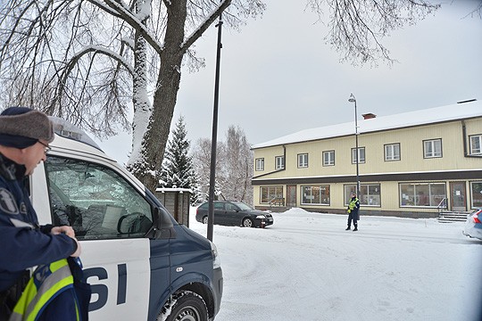 Ari Salminen oli pysäytysvuorossa Perniössä, Jouni Kauhanen oli autolla odottamassa mahdollisia asiakkaita. Kuvassa näkyvissä autoissa olivat asiat kunnossa.