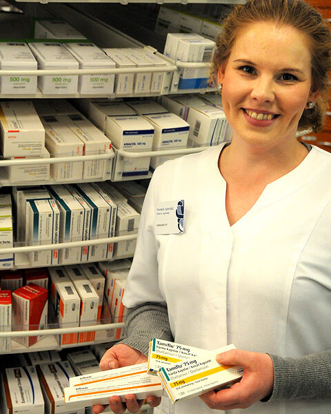 Perniön apteekissa influenssarokotetta on vielä, mutta paikoin maakunnassa valmisteet ovat loppuneet. Miia Peltonen esittelee varastoa.