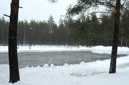 Luistelukausi Melassuolla loppui yhdessä yössä, jo tiistaina kentällä oli pari tuumaa vettä. Lunta on vielä sen verran, että lasten kisat pyritään pitämään suunnitellusti.